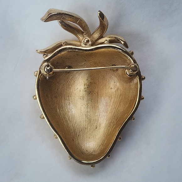 Crown TRIFARI Signed Gold Tone Strawberry Berry Fruit Vintage Brooch Pin - Picture 4 of 5